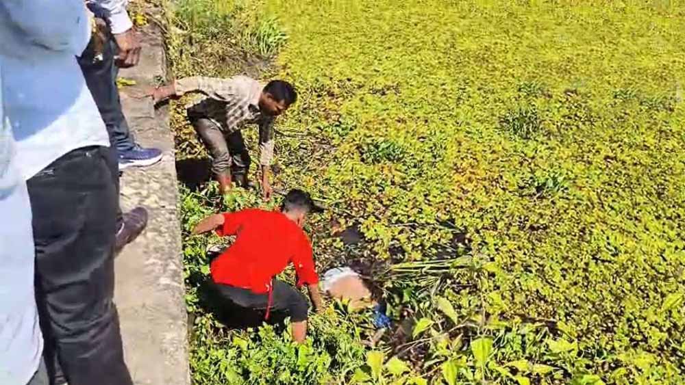 नगर पालिका की सफाई, तालाब से मिली लाश, पुलिस जांच में जुटी नगर पालिका की सफाई, तालाब से मिली लाश, पुलिस जांच में जुटी