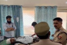 पीलीभीत: कोर्ट परिसर में अधिवक्ता पर धारदार हथियार से हमला, दरोगा भी घायल,  दो गिरफ्तार