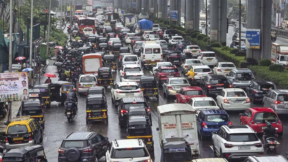 मुंबई-अहमदाबाद हाईवे पर 12 घंटे फंसे 500 स्कूली छात्र, लगा भीषण जाम मुंबई-अहमदाबाद हाईवे पर 12 घंटे फंसे 500 स्कूली छात्र, लगा भीषण जाम