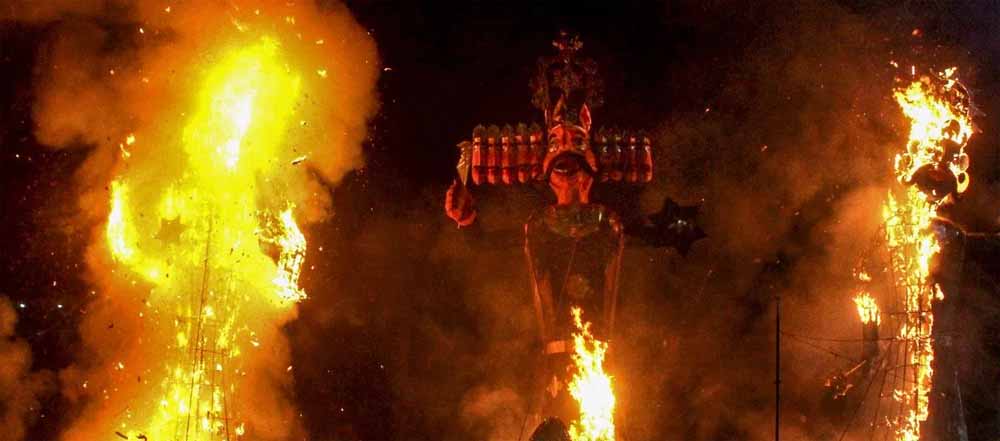 दशहरे की जली लकड़ी से घर में गायब करें नकारात्मक ऊर्जा दशहरे की जली लकड़ी से घर में गायब करें नकारात्मक ऊर्जा