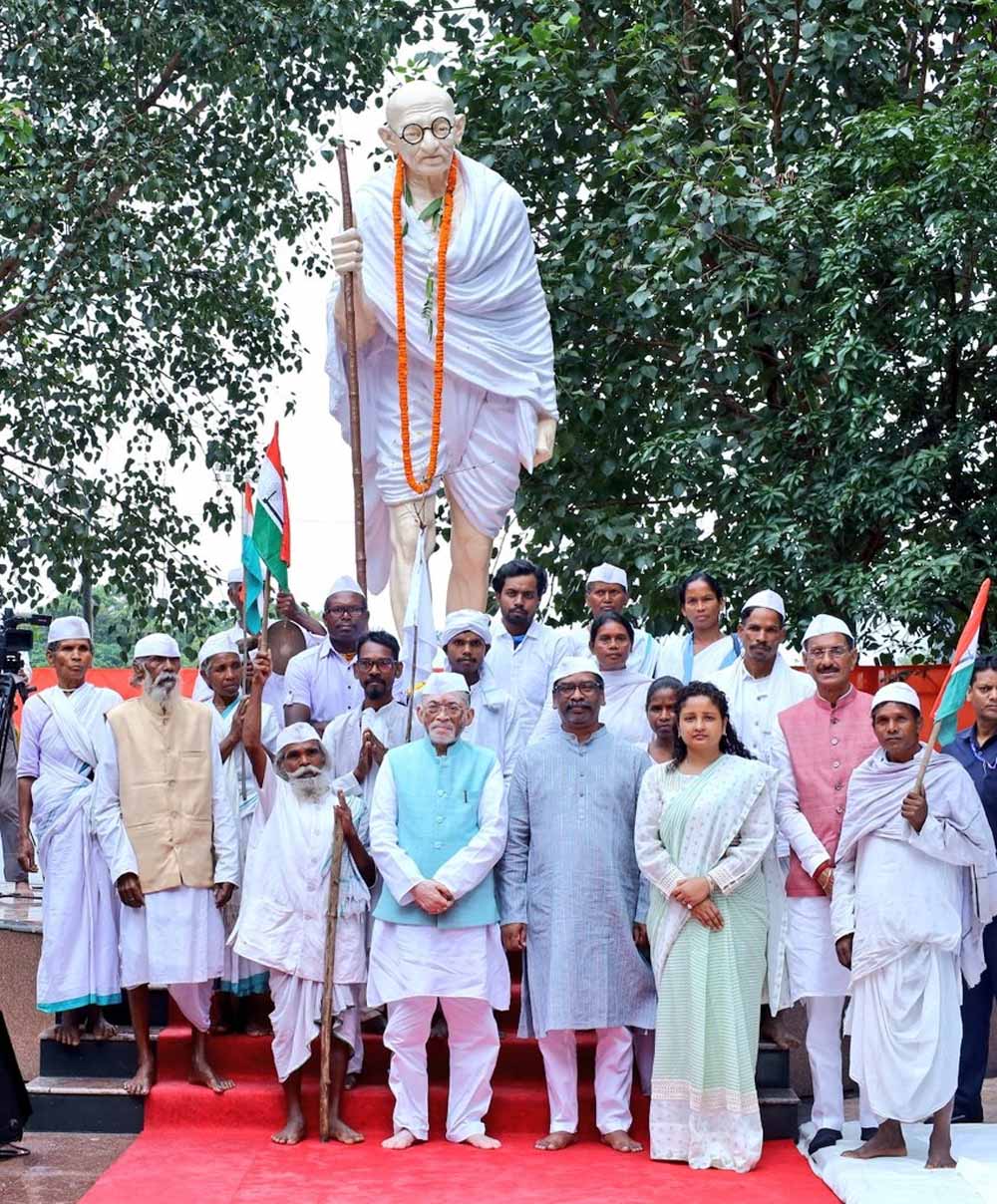 महात्मा गांधी को याद किया, जीवन बने प्रेरणा स्रोत: CM हेमंत और राज्यपाल ने किया माल्यार्पण महात्मा गांधी को याद किया, जीवन बने प्रेरणा स्रोत: CM हेमंत और राज्यपाल ने किया माल्यार्पण