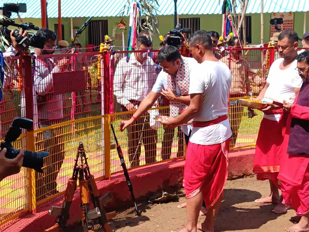 महानवमी पर झारखंड पुलिस की अनोखी श्रद्धा, बंदूकों से मां दुर्गा को सलामी महानवमी पर झारखंड पुलिस की अनोखी श्रद्धा, बंदूकों से मां दुर्गा को सलामी