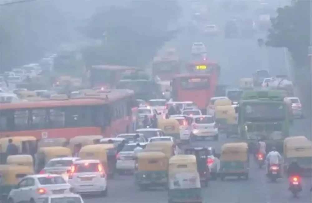दिवाली से पहले दिल्ली की हवा बिगड़ी: AQI 380 पार, इन लोगों को N-95 मास्क की सख्त सलाह दिवाली से पहले दिल्ली की हवा बिगड़ी: AQI 380 पार, इन लोगों को N-95 मास्क की सख्त सलाह