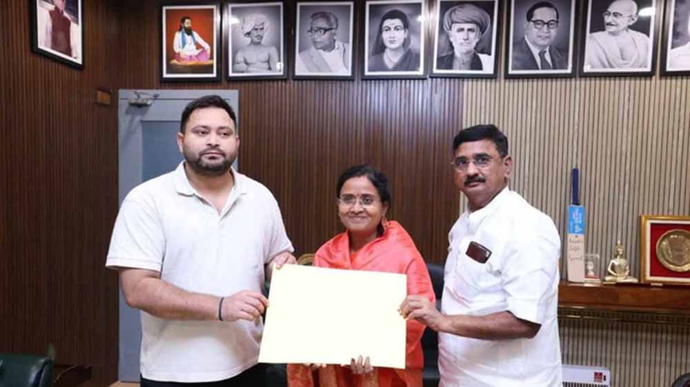 तेजस्वी यादव ने दिया टिकट, ‘भूरा बाल साफ करो’ विवादित कुख्यात की पत्नी के लिए तेजस्वी यादव ने दिया टिकट, ‘भूरा बाल साफ करो’ विवादित कुख्यात की पत्नी के लिए