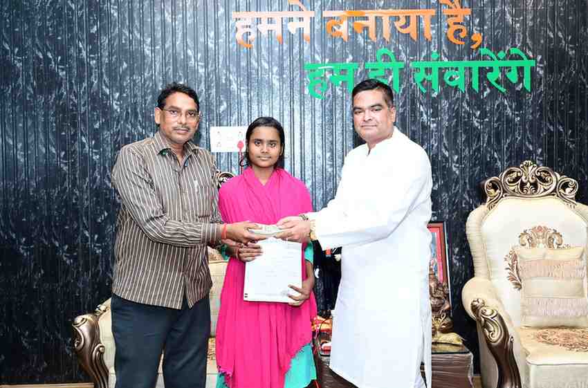 विधायक रिकेश की मदद से,भिलाई की बच्ची खुशबू देख पाएगी दुनिया, दे सकेगी एमकॉम की परीक्षा विधायक रिकेश की मदद से,भिलाई की बच्ची खुशबू देख पाएगी दुनिया, दे सकेगी एमकॉम की परीक्षा