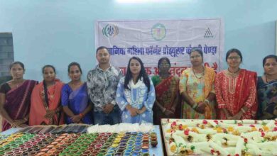 दीयों और पूजा सामग्री की बिक्री से समूह की महिलाएं हो रही समृद्ध,1.11 लाख रूपये की कर चुकी हैं बिक्री