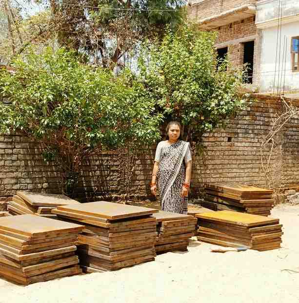 सेंट्रिंग प्लेट्स से मिला रश्मि के सपनों को सहारा,बिर्रा गांव की रश्मि अब 20 हजार महीने की कमाई से बनी आत्मनिर्भर महिला उद्यमी