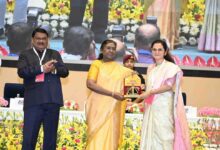 राष्ट्रपति श्रीमती द्रौपदी मुर्मू ने धरती आबा’ में उत्कृष्ट प्रदर्शन के लिए कलेक्टर श्रीमती चंदन त्रिपाठी को किया सम्मानित