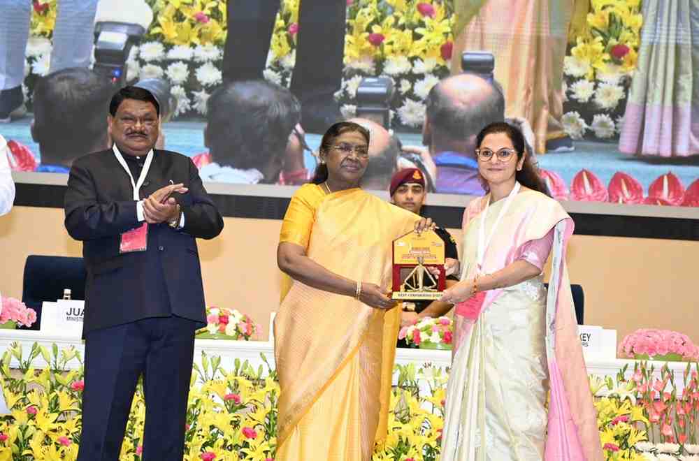 राष्ट्रपति श्रीमती द्रौपदी मुर्मू ने धरती आबा’ में उत्कृष्ट प्रदर्शन के लिए कलेक्टर श्रीमती चंदन त्रिपाठी को किया सम्मानित राष्ट्रपति श्रीमती द्रौपदी मुर्मू ने धरती आबा’ में उत्कृष्ट प्रदर्शन के लिए कलेक्टर श्रीमती चंदन त्रिपाठी को किया सम्मानित