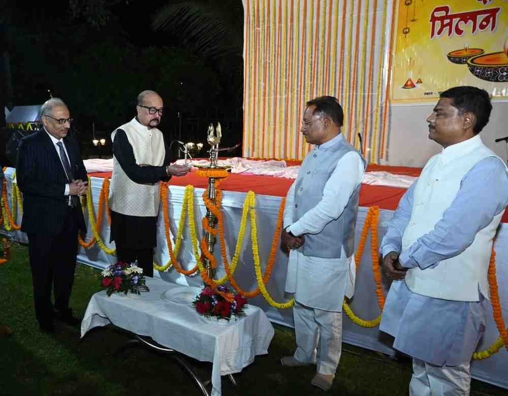 राजभवन में दीपावली मिलन समारोह का हुआ आयोजन,मुख्यमंत्री साय सहित जनप्रतिनिधिगण एवं गणमान्य नागरिक रहे उपस्थित राजभवन में दीपावली मिलन समारोह का हुआ आयोजन,मुख्यमंत्री साय सहित जनप्रतिनिधिगण एवं गणमान्य नागरिक रहे उपस्थित