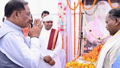 मुख्यमंत्री विष्णु देव साय ने दिवंगत चन्दन बाई जी को दी श्रद्धांजलि:शोक संतप्त परिवार से मिलकर व्यक्त की संवेदना मुख्यमंत्री विष्णु देव साय ने दिवंगत चन्दन बाई जी को दी श्रद्धांजलि:शोक संतप्त परिवार से मिलकर व्यक्त की संवेदना