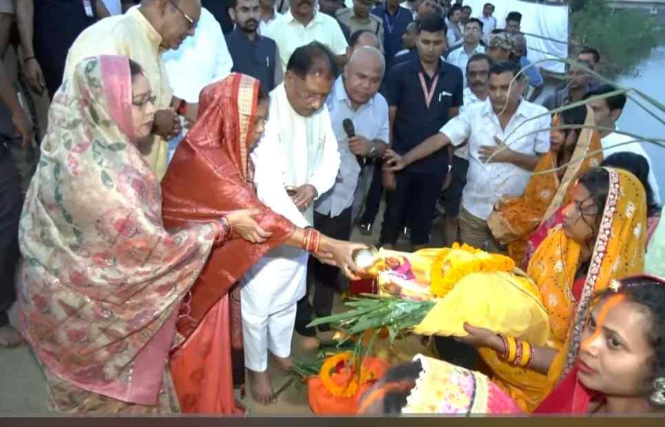 मुख्यमंत्री साय ने जशपुर में दुलदुला छठ घाट में सूर्य को दिया अर्घ्य: प्रदेश की सुख-समृद्धि और खुशहाली की कामना की मुख्यमंत्री साय ने जशपुर में दुलदुला छठ घाट में सूर्य को दिया अर्घ्य: प्रदेश की सुख-समृद्धि और खुशहाली की कामना की