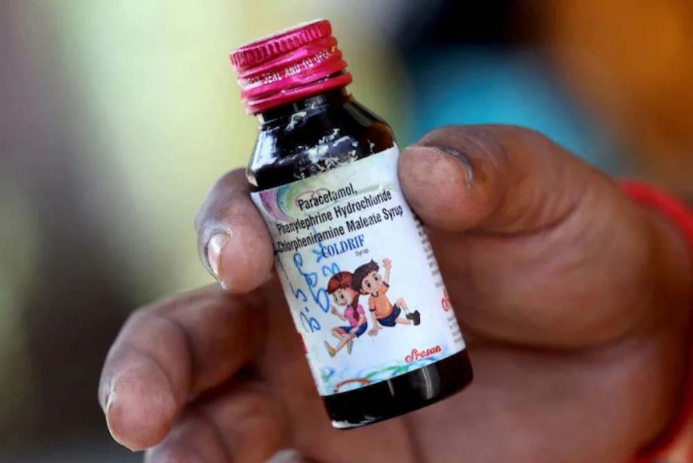 बच्चों की मौत के बाद कफ सिरप की बिक्री बंद, मेडिकल स्टोर में वापस हो रहा स्टॉक बच्चों की मौत के बाद कफ सिरप की बिक्री बंद, मेडिकल स्टोर में वापस हो रहा स्टॉक