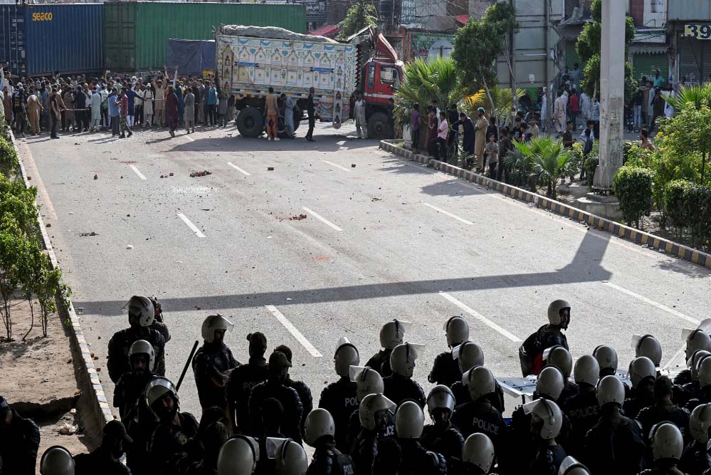 जिसे फौज ने सिर चढ़ाया, वही बना सिरदर्द: आखिर कौन है तहरीक-ए-लब्बैक? जिसे फौज ने सिर चढ़ाया, वही बना सिरदर्द: आखिर कौन है तहरीक-ए-लब्बैक?