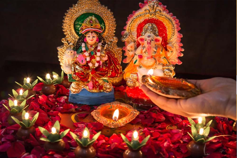 दीपावली 2025: जानें कब है लक्ष्मी पूजन, प्रदोष काल के बाद पूजन है सबसे शुभ दीपावली 2025: जानें कब है लक्ष्मी पूजन, प्रदोष काल के बाद पूजन है सबसे शुभ