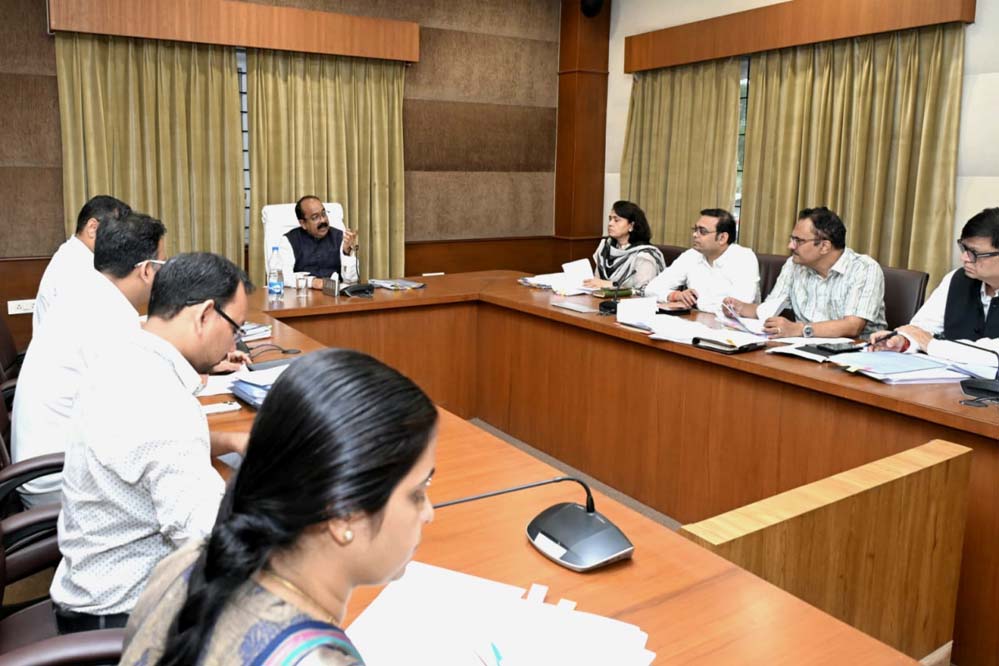 रायपुर : उप मुख्यमंत्री अरुण साव ने नगरीय प्रशासन विभाग के कार्यों की समीक्षा की रायपुर : उप मुख्यमंत्री अरुण साव ने नगरीय प्रशासन विभाग के कार्यों की समीक्षा की