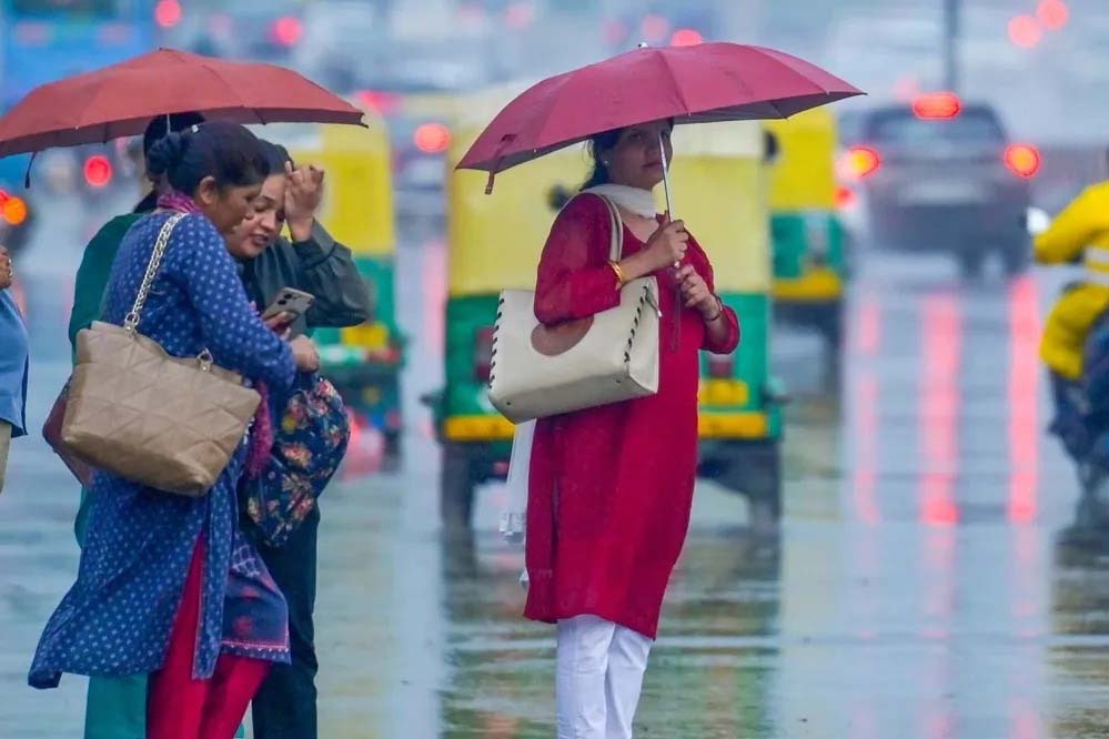 मध्य प्रदेश में सर्दी ने दी दस्तक, बर्फीली हवाओं से गिरा पारा, कई जिलों में बूंदाबांदी के आसार मध्य प्रदेश में सर्दी ने दी दस्तक, बर्फीली हवाओं से गिरा पारा, कई जिलों में बूंदाबांदी के आसार