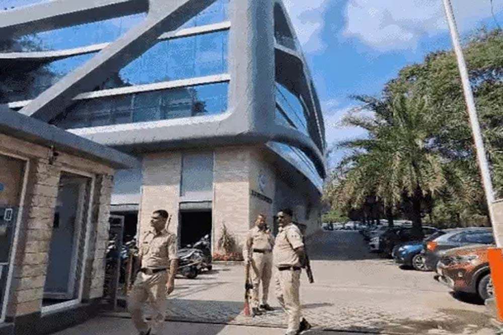 MP के दूसरे सबसे अमीर शख्स पर इनकम टैक्स की गुप्त छापेमारी, भोपाल पुलिस तक को नहीं लगी भनक MP के दूसरे सबसे अमीर शख्स पर इनकम टैक्स की गुप्त छापेमारी, भोपाल पुलिस तक को नहीं लगी भनक