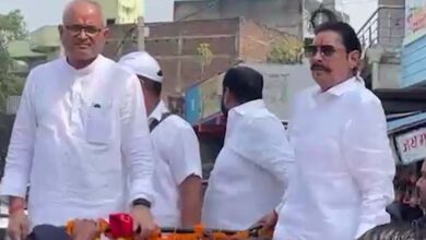अनंत सिंह का काफिला रेलवे फाटक पर अटका, समर्थकों ने पहुंचकर रोकी ट्रेन