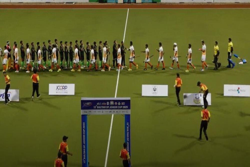 भारत-पाक जूनियर हॉकी टीमों ने मैच से पहले किया सौहार्दपूर्ण हैंडशेक, मलेशिया में खत्म हुआ विवाद भारत-पाक जूनियर हॉकी टीमों ने मैच से पहले किया सौहार्दपूर्ण हैंडशेक, मलेशिया में खत्म हुआ विवाद