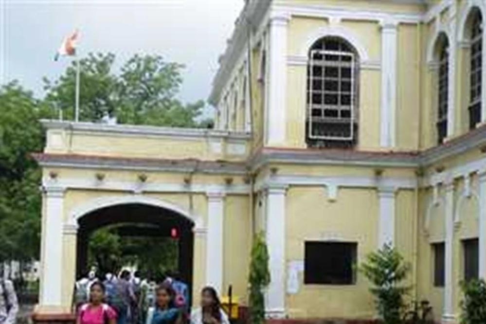 परीक्षा टालने की साजिश: इंदौर में छात्रों ने फैलाई प्रिंसिपल के निधन की झूठी खबर परीक्षा टालने की साजिश: इंदौर में छात्रों ने फैलाई प्रिंसिपल के निधन की झूठी खबर