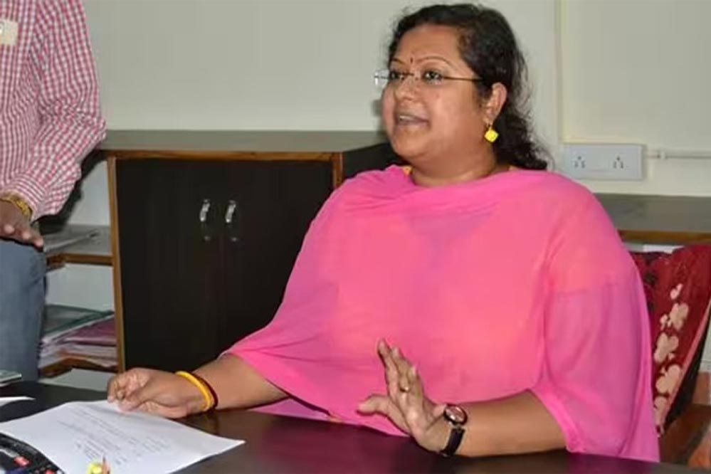 सौम्या चौरसिया पर आय से अधिक संपत्ति का शिकंजा, EOW ने दाखिल की 8000 पेज की चार्जशीट सौम्या चौरसिया पर आय से अधिक संपत्ति का शिकंजा, EOW ने दाखिल की 8000 पेज की चार्जशीट