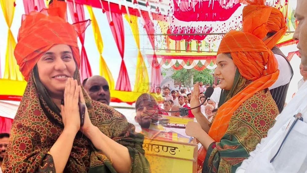 PDA चौपाल’ में पहुंचीं इकरा हसन, गुर्जर समाज ने किया स्वागत, पहनाई भगवा पगड़ी