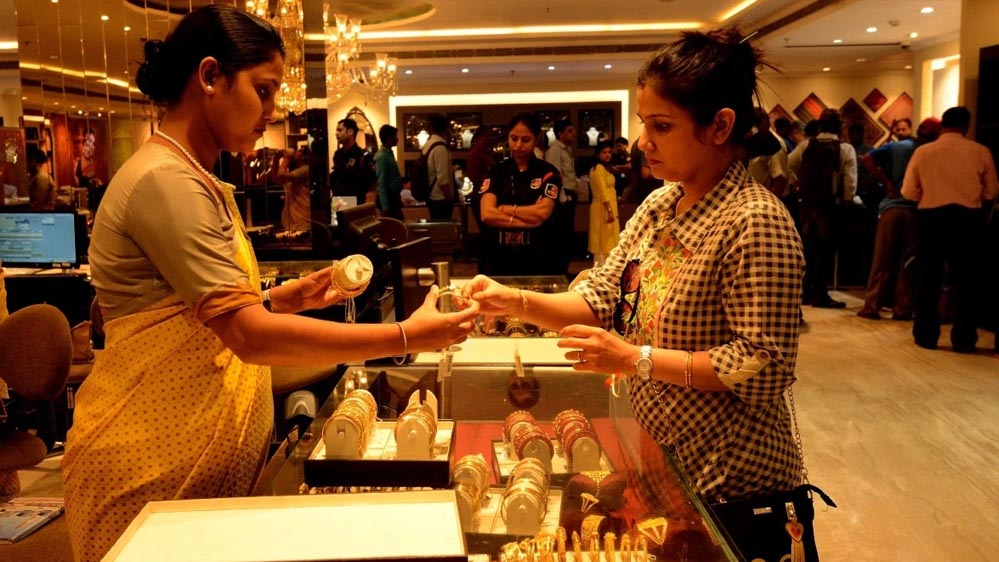 धनतेरस पर 50 हजार करोड़ की खरीदारी का अनुमान, गहनों से ज्यादा बढ़ा सिक्कों का क्रेज