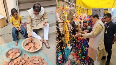 मंत्री  टेटवाल ने स्थानीय कुम्हारों द्वारा बनाए गए दियों को खरीद कर वोकल फॉर लोकल का दिया संदेश