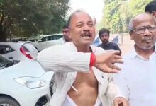 RJD में टिकट को लेकर हंगामा! नेता ने फाड़ा कुर्ता, रो-रोकर किया बवाल लालू आवास के बाहर