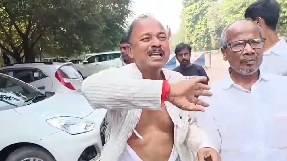 RJD में टिकट को लेकर हंगामा! नेता ने फाड़ा कुर्ता, रो-रोकर किया बवाल लालू आवास के बाहर RJD में टिकट को लेकर हंगामा! नेता ने फाड़ा कुर्ता, रो-रोकर किया बवाल लालू आवास के बाहर