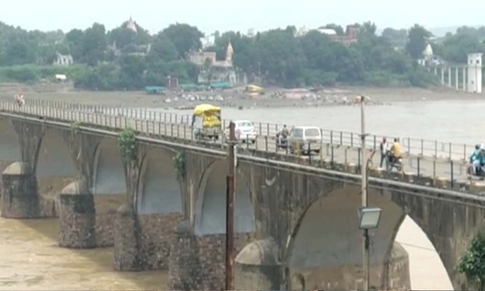 कमजोर मोरटक्का पुल पर फिर शुरू हुई भारी वाहनों की आवाजाही, अनहोनी का बना खतरा कमजोर मोरटक्का पुल पर फिर शुरू हुई भारी वाहनों की आवाजाही, अनहोनी का बना खतरा