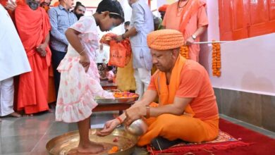 बेटियों के पांव पखार सीएम योगी ने की मातृ शक्ति की आराधना बेटियों के पांव पखार सीएम योगी ने की मातृ शक्ति की आराधना