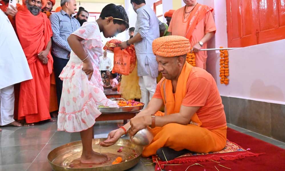 बेटियों के पांव पखार सीएम योगी ने की मातृ शक्ति की आराधना
