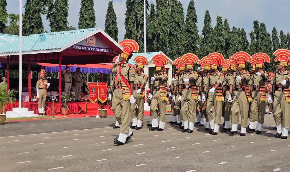 हजारीबाग में BSF जवानों की पासिंग आउट परेड, 345 जवानों ने ली शपथ हजारीबाग में BSF जवानों की पासिंग आउट परेड, 345 जवानों ने ली शपथ