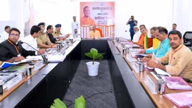 झांसी में सीएम ने विकास कार्यों और कानून व्यवस्था को लेकर अफसरों और जनप्रतिनिधियों संग की बैठक