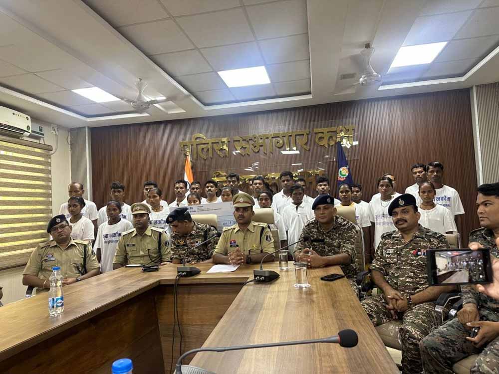 लाल आतंक से निजात: 27 नक्सली लौटे मुख्यधारा, 50 लाख का इनाम रद्द