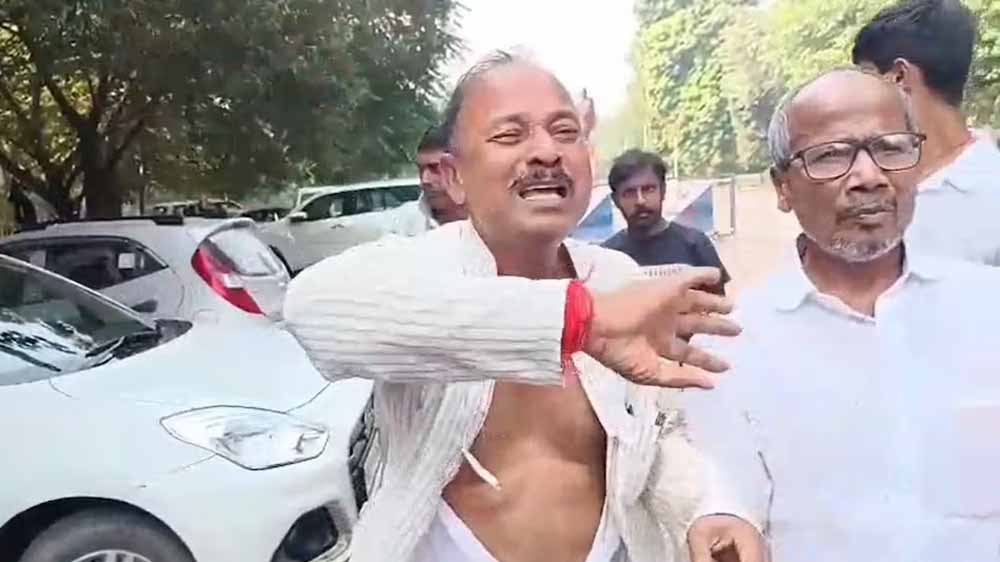 टिकट नहीं मिली तो राबड़ी आवास पर रोए RJD नेता, फाड़ा कुर्ता और लगाए गंभीर आरोप