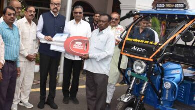 राज्यपाल डेका ने सरस्वती शिक्षा संस्थान को प्रदान किए चार ई-रिक्शे राज्यपाल डेका ने सरस्वती शिक्षा संस्थान को प्रदान किए चार ई-रिक्शे