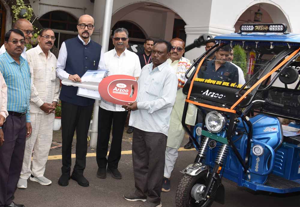 राज्यपाल डेका ने सरस्वती शिक्षा संस्थान को प्रदान किए चार ई-रिक्शे राज्यपाल डेका ने सरस्वती शिक्षा संस्थान को प्रदान किए चार ई-रिक्शे