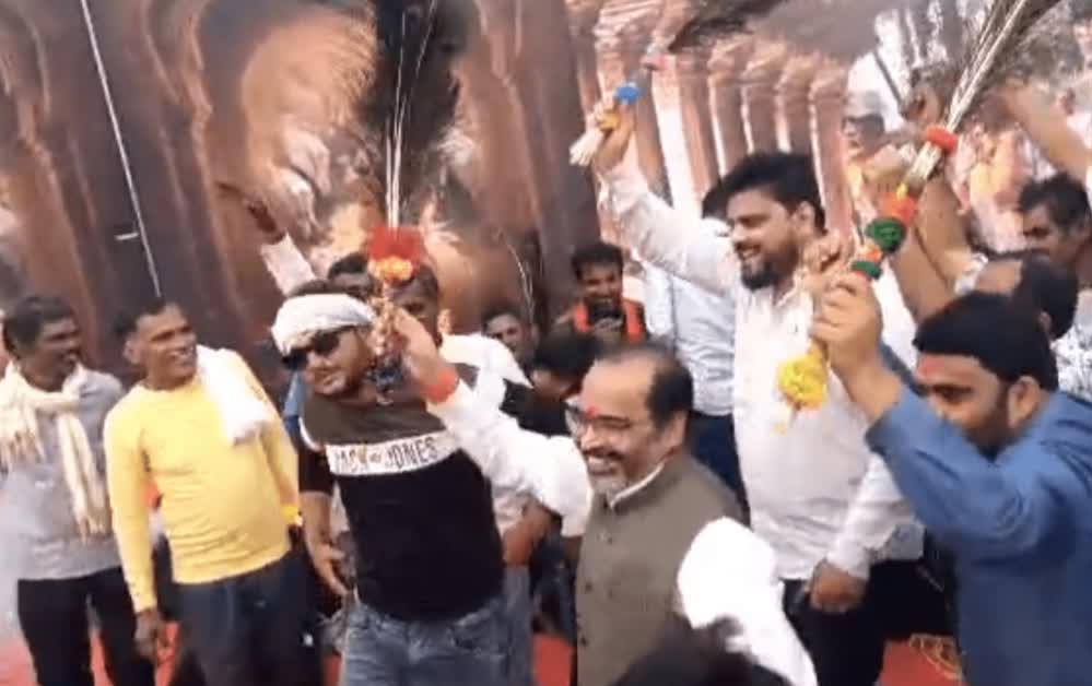 दिवारी नृत्य में मौनिया संग थिरके BJP विधायक अरविंद पटेरिया, मोरपंख लिए दिखा लोकसंस्कृति का रंग दिवारी नृत्य में मौनिया संग थिरके BJP विधायक अरविंद पटेरिया, मोरपंख लिए दिखा लोकसंस्कृति का रंग