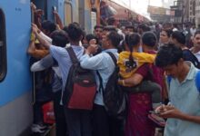 छठ पर्व पर ट्रेनों में उमड़ी भारी भीड़, यात्री टॉयलेट में खड़े होकर कर रहे सफर