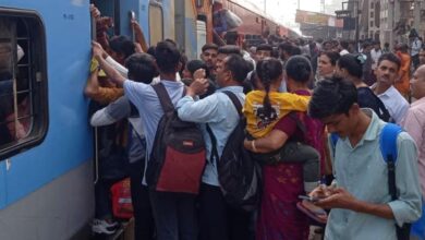 छठ पर्व पर ट्रेनों में उमड़ी भारी भीड़, यात्री टॉयलेट में खड़े होकर कर रहे सफर छठ पर्व पर ट्रेनों में उमड़ी भारी भीड़, यात्री टॉयलेट में खड़े होकर कर रहे सफर