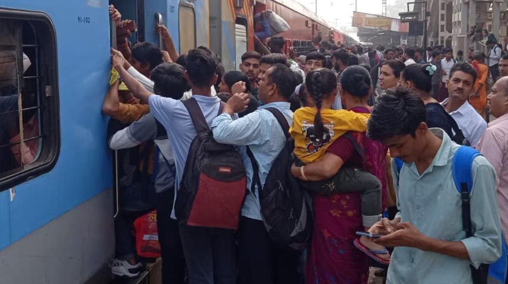 छठ पर्व पर ट्रेनों में उमड़ी भारी भीड़, यात्री टॉयलेट में खड़े होकर कर रहे सफर