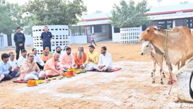 गोरखनाथ मंदिर की गोशाला में मुख्यमंत्री ने की गोवर्धन पूजा गोरखनाथ मंदिर की गोशाला में मुख्यमंत्री ने की गोवर्धन पूजा