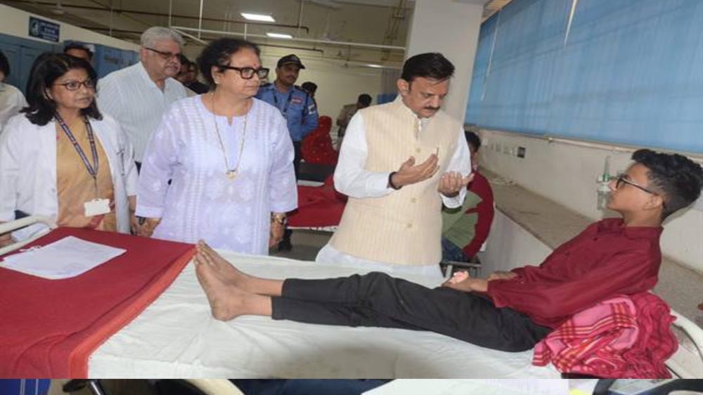 उप मुख्यमंत्री  शुक्ल ने हमीदिया अस्पताल में कार्बाइड गन से प्रभावित युवाओं एवं बच्चों का हाल जाना उप मुख्यमंत्री  शुक्ल ने हमीदिया अस्पताल में कार्बाइड गन से प्रभावित युवाओं एवं बच्चों का हाल जाना