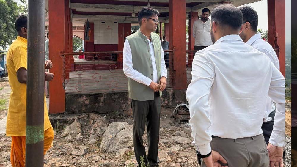 रायपुर : वित्त मंत्री ओ.पी.चौधरी ने किया गजमार पहाड़ के सौंदर्यीकरण कार्यों का निरीक्षण रायपुर : वित्त मंत्री ओ.पी.चौधरी ने किया गजमार पहाड़ के सौंदर्यीकरण कार्यों का निरीक्षण