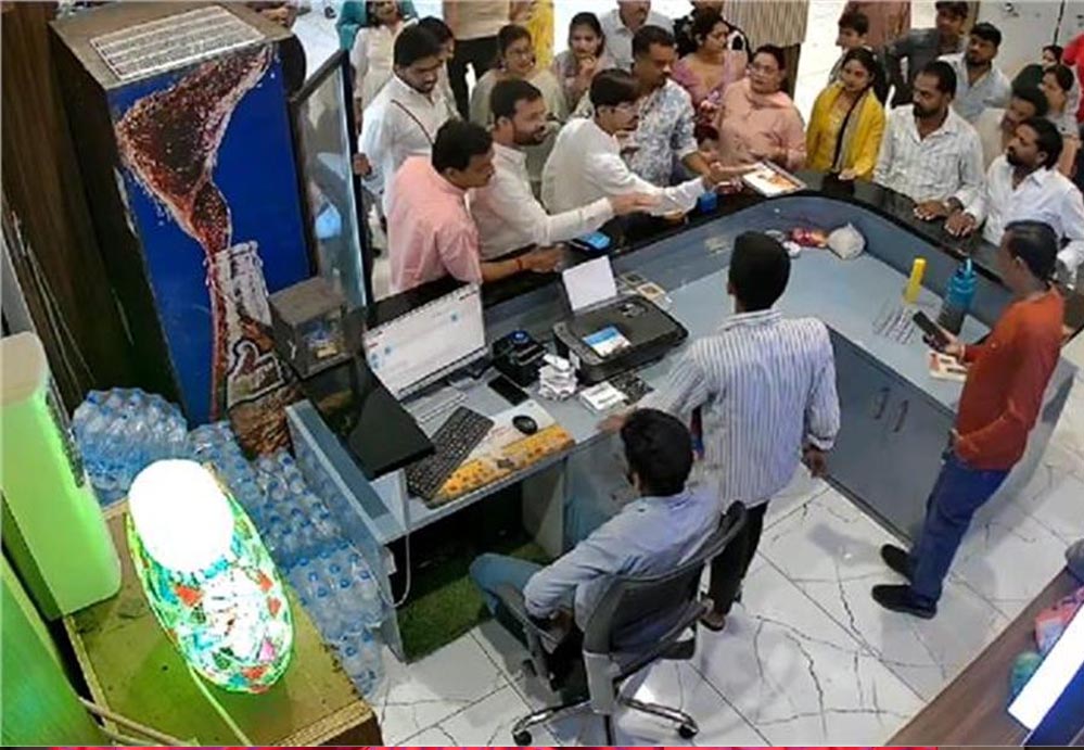 पूर्व मंत्री मोतीलाल दवे के बेटे और पोते की गुंडागर्दी, होटल में CEO से मारपीट, FIR दर्ज पूर्व मंत्री मोतीलाल दवे के बेटे और पोते की गुंडागर्दी, होटल में CEO से मारपीट, FIR दर्ज