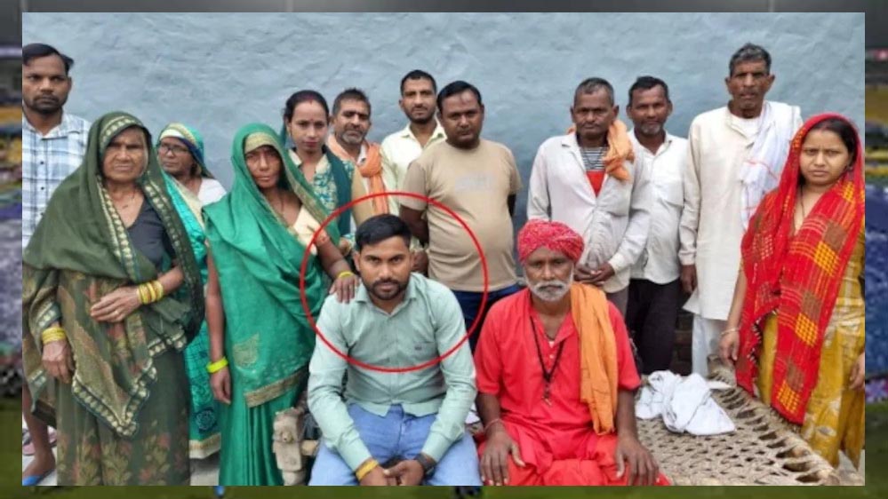 13 साल बाद लौटे जीवित: सांप के काटने के बाद मृत समझकर गंगा में बहाए गए दीपु सैनी अब गांव लौटे 13 साल बाद लौटे जीवित: सांप के काटने के बाद मृत समझकर गंगा में बहाए गए दीपु सैनी अब गांव लौटे