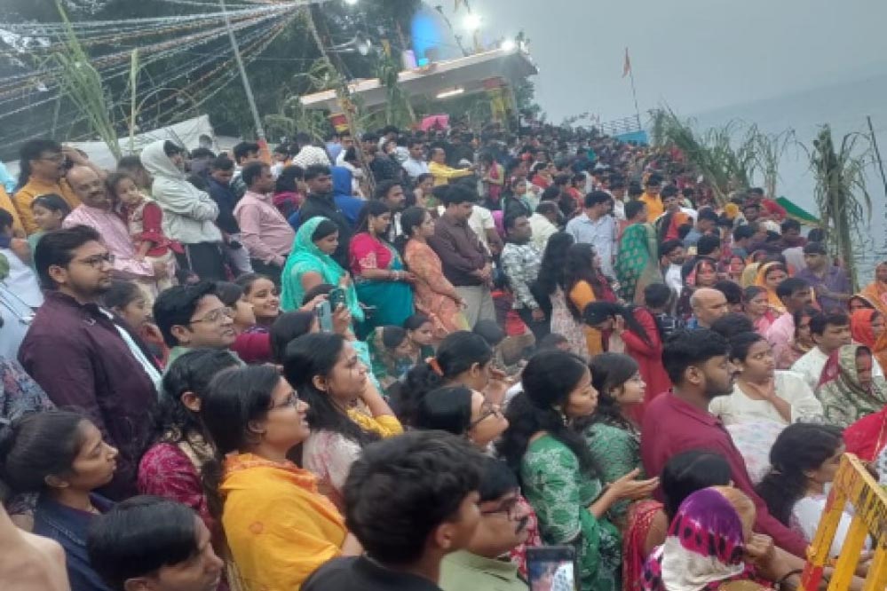 उगते सूर्य को अर्घ्य के साथ छठ पूजा संपन्न, देशभर के घाटों पर उमड़ा श्रद्धालुओं का सैलाब